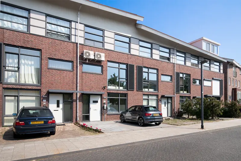 Zijaanzicht van de woning aan de Desertosingel in de wijk Fascinatio