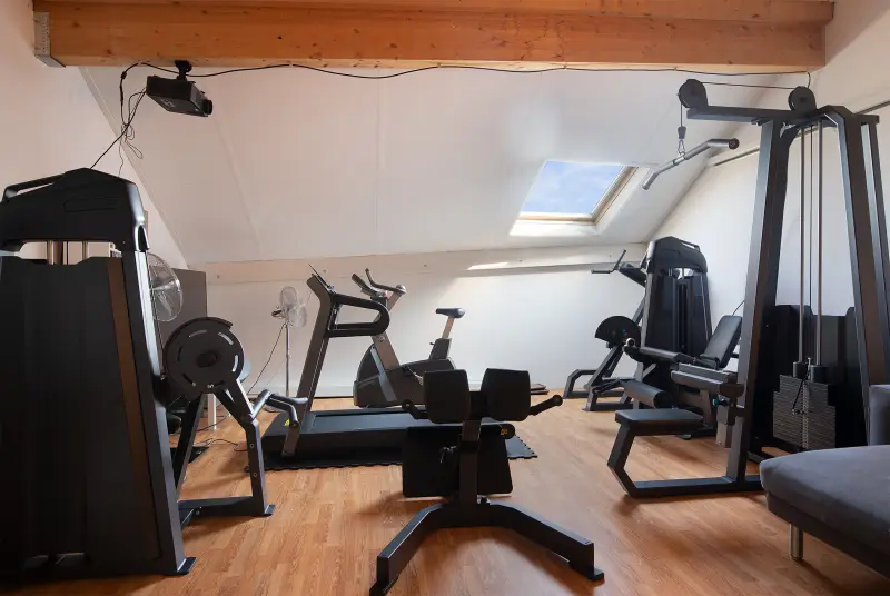 Zolder met dakraam en volop ruimte, momenteel gebruikt als gym