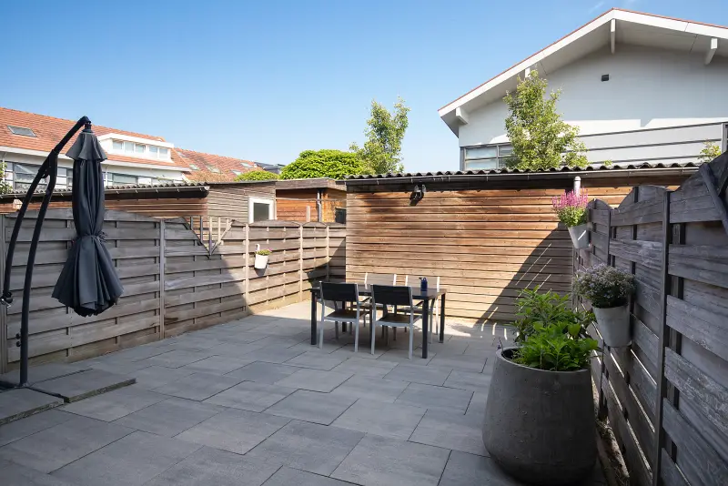 Onderhoudsarme tuin op het noordwesten met houten schuttingen voor privacy