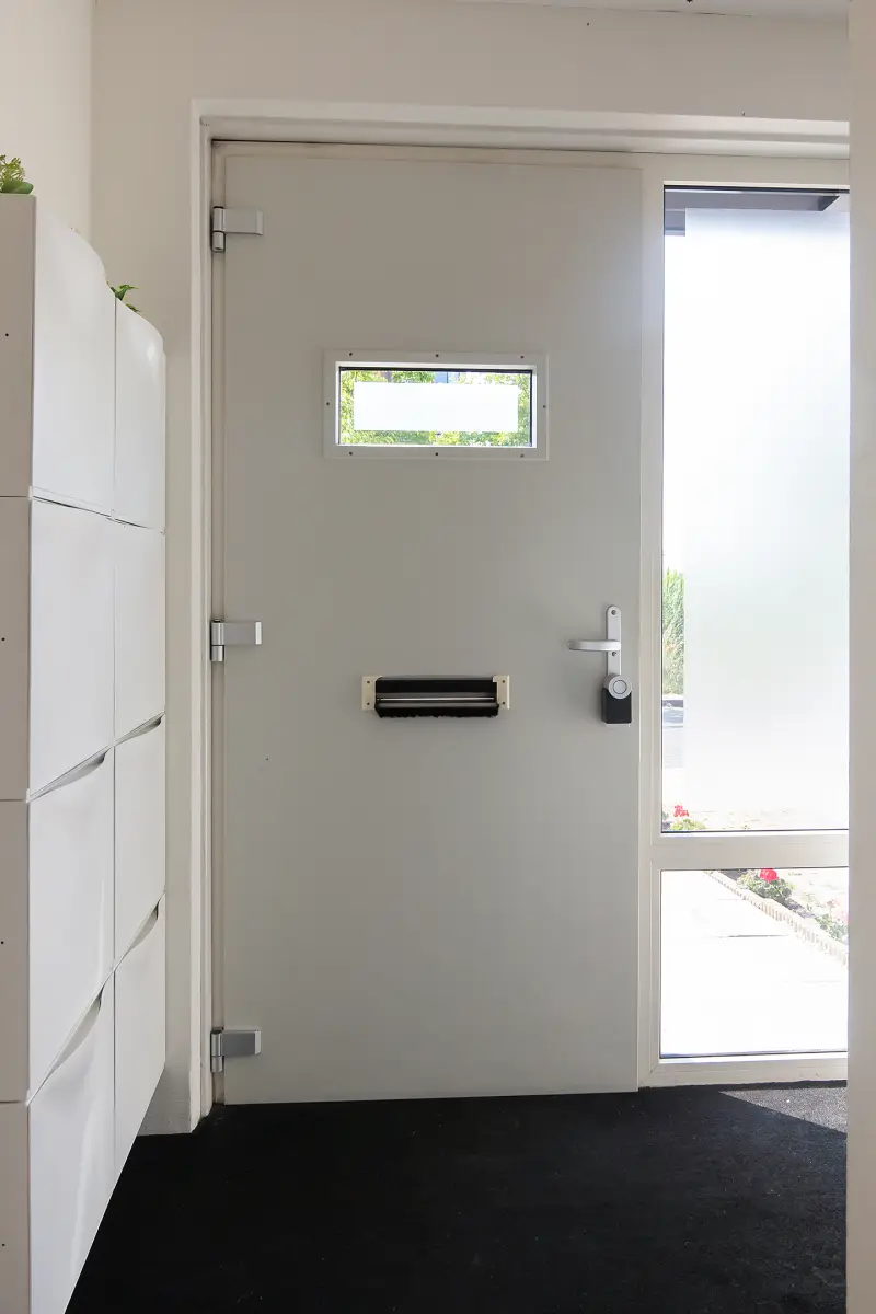 Entree met lichte voordeur, zijlicht en garderoberuimte