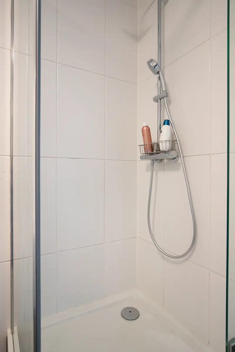 Inloopdouche met regendouche, licht betegeld in de badkamer